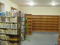 regály v knihovně 2013 002